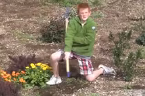 Cười vỡ bụng với màn cuốc đất theo phong cách võ thuật