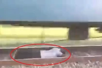 Video: 5 pha thoát chết tai nạn đường sắt ngoạn mục