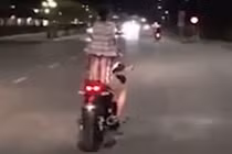 Video: Bố đèo con trên đường khiến bao người hoảng sợ