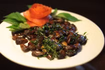 Nguy kịch vì ăn nhầm côn trùng có độc