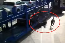 Hai cha con thoát chết kỳ diệu dưới gầm xe đầu kéo