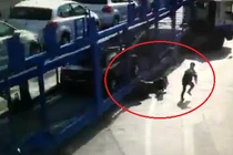 Hai cha con thoát chết kỳ diệu dưới gầm xe đầu kéo