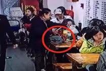 Thủ đoạn đánh lạc hướng lấy cắp đồ siêu tinh vi của nữ đạo chích