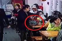 Thủ đoạn đánh lạc hướng lấy cắp đồ siêu tinh vi của nữ đạo chích