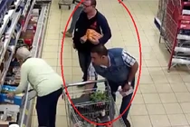 Phẫn nộ cảnh hai gã đàn ông trộm ví phụ nữ trong siêu thị