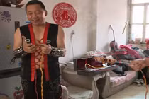 '‘Dị nhân’' phóng ra điện nướng chín xúc xích trong tích tắc