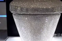 Siêu toilet nạm 72.000 viên pha lê "đốn gục" dân chơi