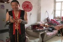 '‘Dị nhân’' phóng ra điện nướng chín xúc xích trong tích tắc