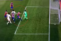 Bàn thắng kinh điển gây tranh cãi của cầu thủ MU