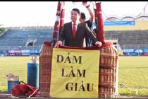 Rải tiền từ khinh khí cầu để ra mắt sách dạy làm giàu