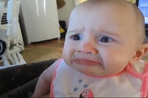 Biểu cảm hài hước khó đỡ của em bé khi ăn bơ