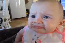 Biểu cảm hài hước khó đỡ của em bé khi ăn bơ