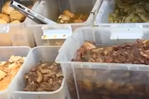 Đánh cược sức khỏe với bữa cơm ngoài cổng bệnh viện