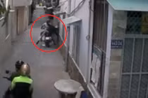 Cướp liều lĩnh thò tay giật dây chuyền vàng khi chủ nhà ngồi trong nhà