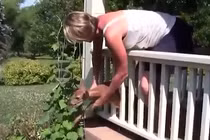 Khoảnh khắc xúc động khi con người xả thân vì động vật