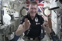 Các phi hành gia Anh tiết lộ những trò tiêu khiển ngoài không gian
