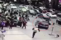 Hãi hùng ô tô điên đâm liên hoàn người đi đường vì bị truy đuổi