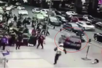 Hãi hùng ô tô điên đâm liên hoàn người đi đường vì bị truy đuổi