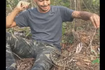 Thót tim người đàn ông đối mặt với rắn đuôi chuông cực độc