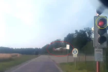 Dừng đèn đỏ nhường đường cho... máy bay