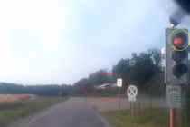 Dừng đèn đỏ nhường đường cho... máy bay