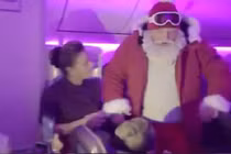 Ông già Noel bất ngờ xuất hiện trên cabin máy bay