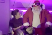 Ông già Noel bất ngờ xuất hiện trên cabin máy bay