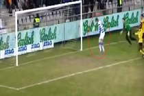 Tình huống bỏ bóng ngớ ngẩn nhất trong lịch sử bóng đá