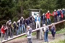 Thót tim với màn chơi bập bênh của các cụ già