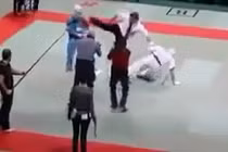 Xôn xao cảnh trọng tài "hổ báo" đánh vận động viên