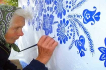 Cụ bà 90 tuổi mắt kém vẫn mải mê tự vẽ trang trí tường nhà