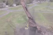 Ống khói khổng lồ 113 tuổi đổ sụp kinh hoàng như tận thế