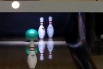 Tròn xoe mắt với pha ném bowling ảo diệu không tin nổi