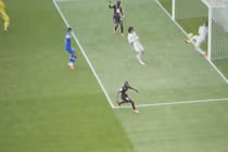 10 pha cứu thua kinh điển của các hậu vệ