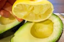 Lý giải vì sao mua quả bơ phải kèm theo 1 quả chanh