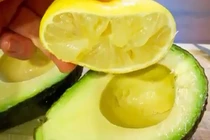 Lý giải vì sao mua quả bơ phải kèm theo 1 quả chanh