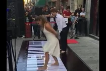 Cặp đôi nhảy múa, chơi nhạc cực đỉnh trên phím đàn khổng lồ