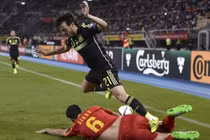 Cười té ghế với những bàn thắng hài hước nhất thế giới