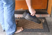 Tại sao không nên mang giày dép vào trong nhà?