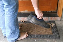 Tại sao không nên mang giày dép vào trong nhà?