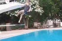 Cười ngặt nghẽo với những pha tai nạn khi nhảy cầu