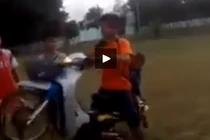 Rợn người xem bé trai chơi bốc đầu xe
