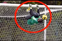 Video: Top những pha cứu thua bằng chân đáng nhớ của thủ môn