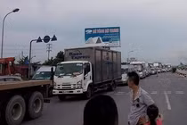 Quốc lộ 5 tắc nghẽn: Tài xế trả tiền lẻ qua trạm thu phí