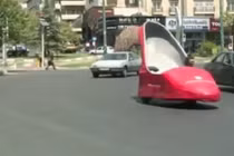 Thợ đánh giày chơi trội với ô tô hình giày cao gót