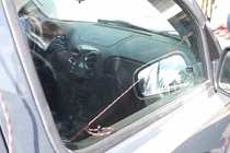 Mẹo mở cửa ô tô bằng 1 sợi dây trong nháy mắt