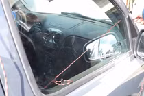 Mẹo mở cửa ô tô bằng 1 sợi dây trong nháy mắt