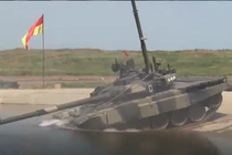 Tăng T-90 của Nga lội hố nước sâu 5m dễ như ăn kẹo