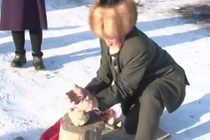 Người đàn ông phi thường dùng tay không chặt vỡ đá