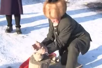 Người đàn ông phi thường dùng tay không chặt vỡ đá